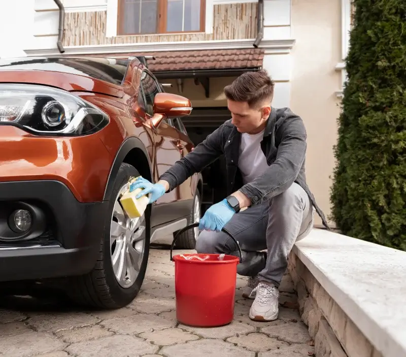 Lavage auto à domicile Tellancourt : professionnel intervenant sur un véhicule